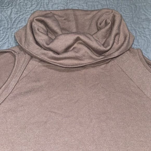 Apt. 9 Womens Medium Cold Shoulder Turtleneck Sweater Top Beige - Picture 6 of 9